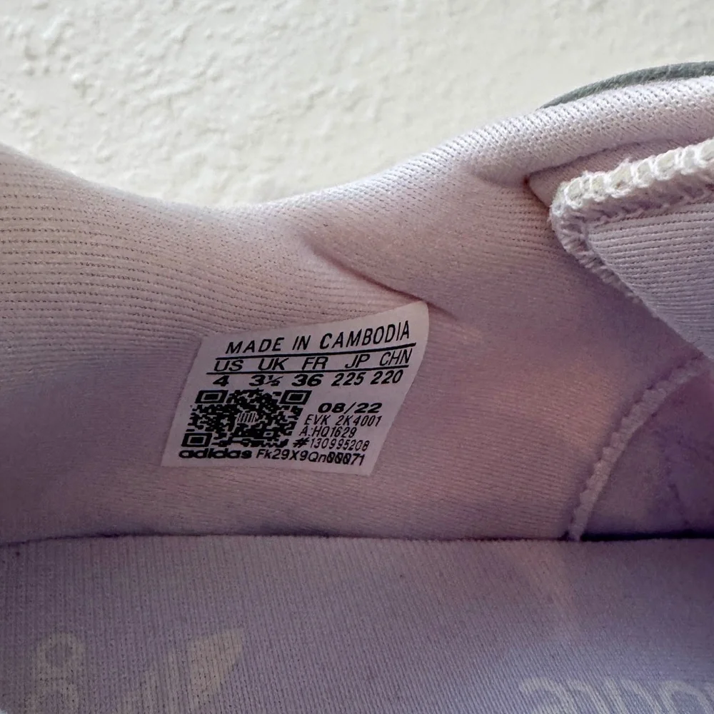 Adidas OZWEEGO SHOES size 4